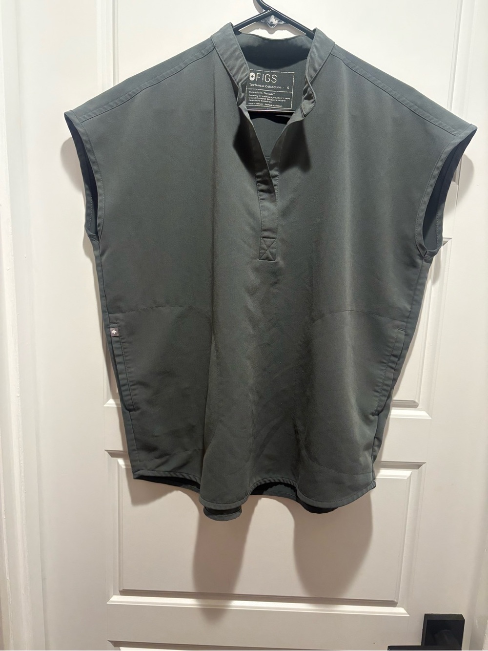 Figs Technical Collection Green Scrub Top - size Small